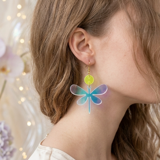 Aretes de Acrilico Tornasol cortados a laser usados por modelo en fondo chic