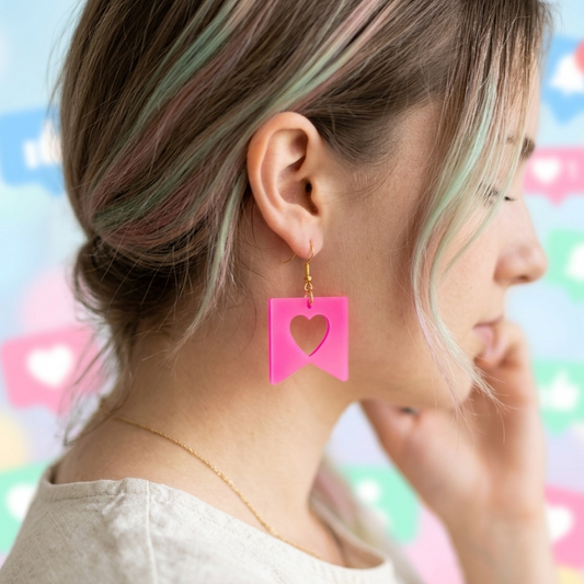 Modelo utilizando aretes de acrilico rosa cortados en laser.