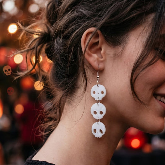 Modelo utilizando aretes cortados a laser en acrilico blanco en forma de calaveritas