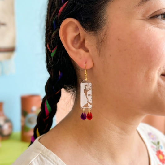 Modelo utilizando aretes de frida kahlo grabado en laser