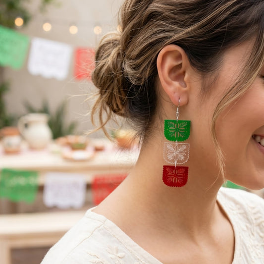Modelo usando aretes cortados a laser de acrilico cridtalino , verde y rojo, viva mexico