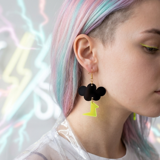 Modelo alternqtivq utilizando aretes de relampago cortados a laser en acrilico negro y amarillo fosfo