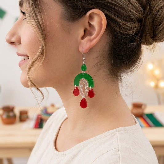 Modelo utilizando aretes cortados a laser en acrilico cristal verde y rojo.