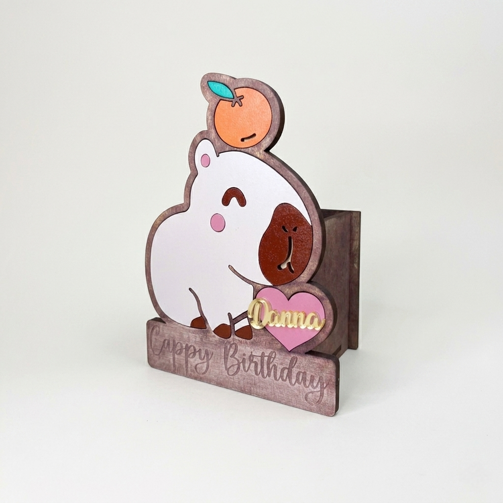 Cajas dulceras personalizadas con forma de capibara y una naranja en la cabeza hechas de madera MDF cortada a láser. Ideal como recuerdos de cumpleaños, centros de mesa infantiles y organizador de escritorio reutilizable.