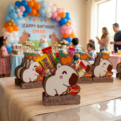 Ejemplo, producto en una mesa de dulces, Cajas dulceras personalizadas con forma de capibara y una naranja en la cabeza hechas de madera MDF cortada a láser. Ideal como recuerdos de cumpleaños.