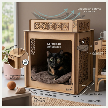 Una fotografía de estudio de lifestyle premium de un Cat Condo de MDF natural, con un gato carey de ojos verdes mirando cómodamente desde el interior.