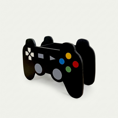 Cajas dulceras personalizadas con forma de control de videojuegos hechas en madera MDF calada a láser y pintadas a mano. Ideal para fiestas temáticas de gamers, centros de mesa y lapiceros de escritorio de niños.