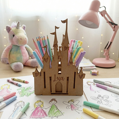 Ejemplo de producto como organizador de Escritorio con plumones y plumas. Castillos dulceros de madera MDF estilo Disney personalizables con nombre grabado y edad. Kit para armar y pintar en casa, perfecto como centro de mesa para fiestas infantiles o recuerdo de cumpleaños.